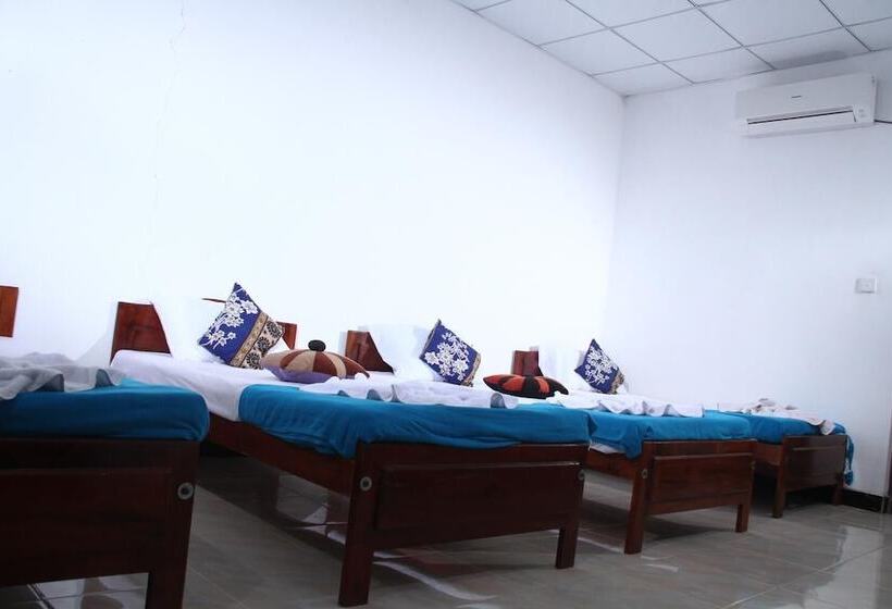 مبيت وإفطار L.l.tourist Inn & Safari Jeeps