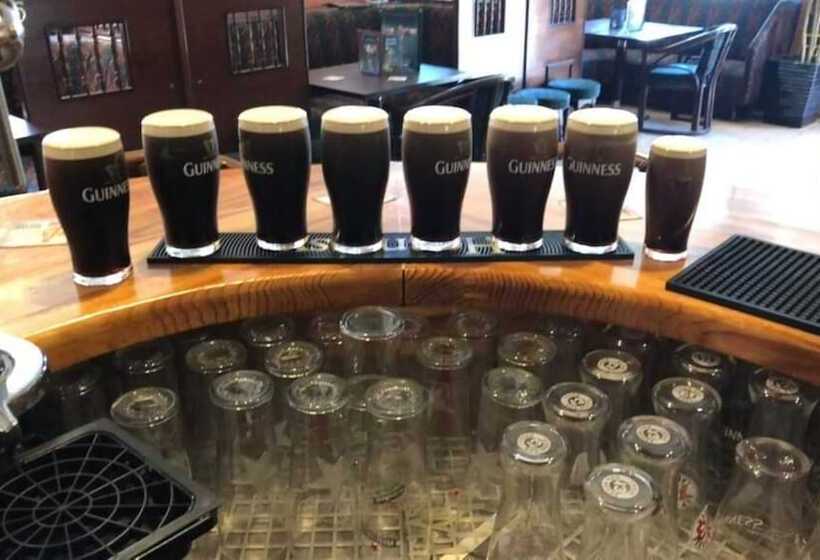 مبيت وإفطار The Anvil Bar & Restaurant