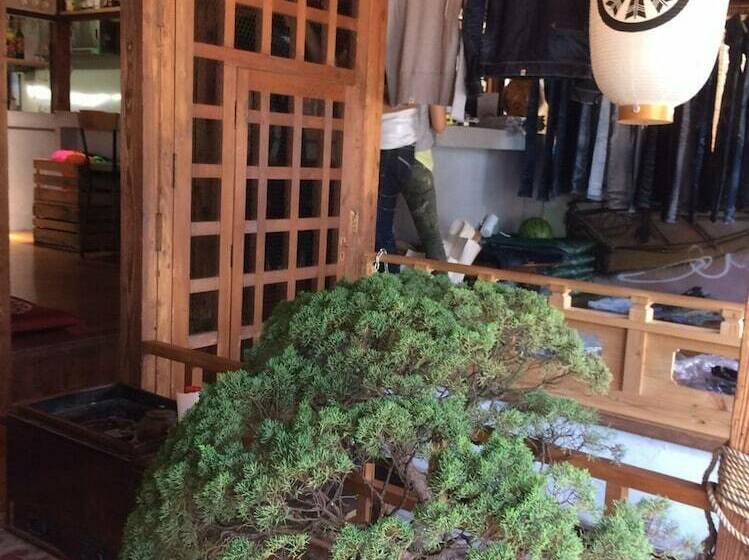 Cafe & Guest House Slams Dunkburger   Hostel