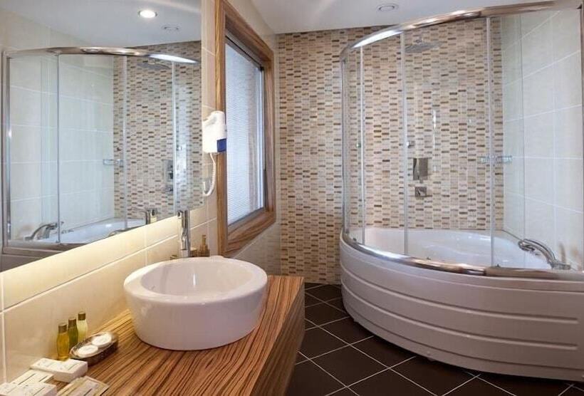 Fourway Hotel Spa & Restaurant