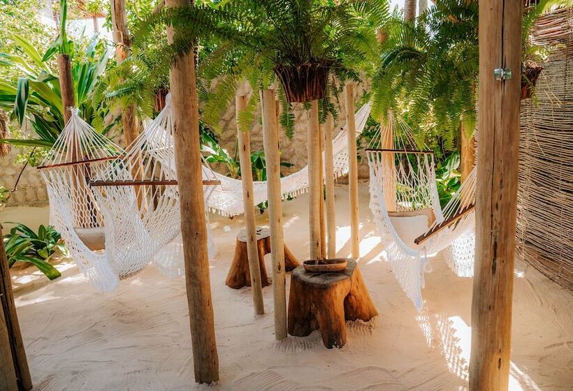 هتل Aloha Village