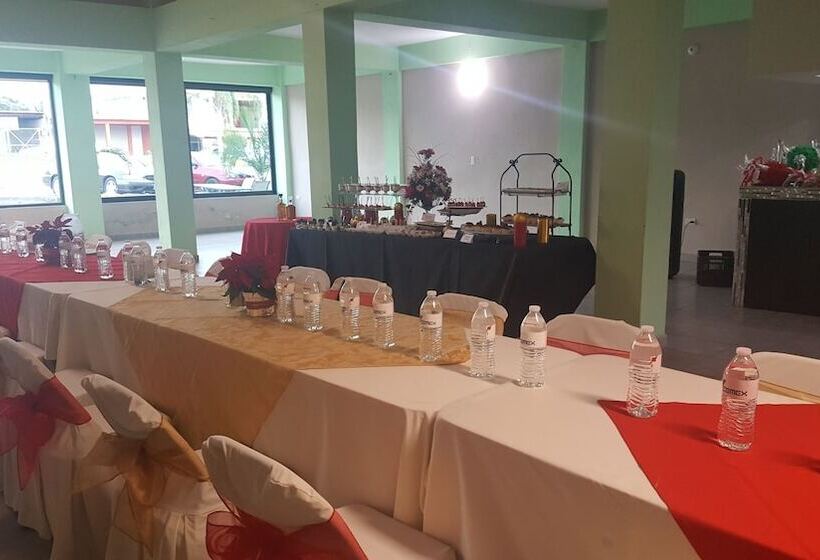 בית מלון כפרי Fiesta Nueva Italia Inn