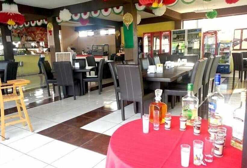 בית מלון כפרי Fiesta Nueva Italia Inn