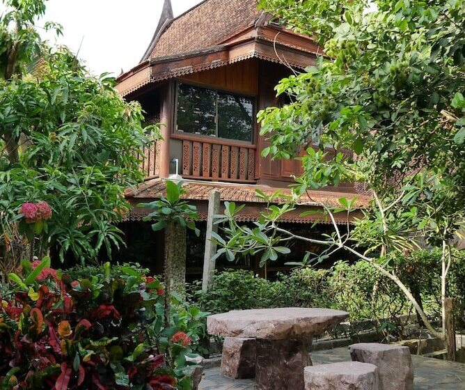 فندق Jittrasrom Resort