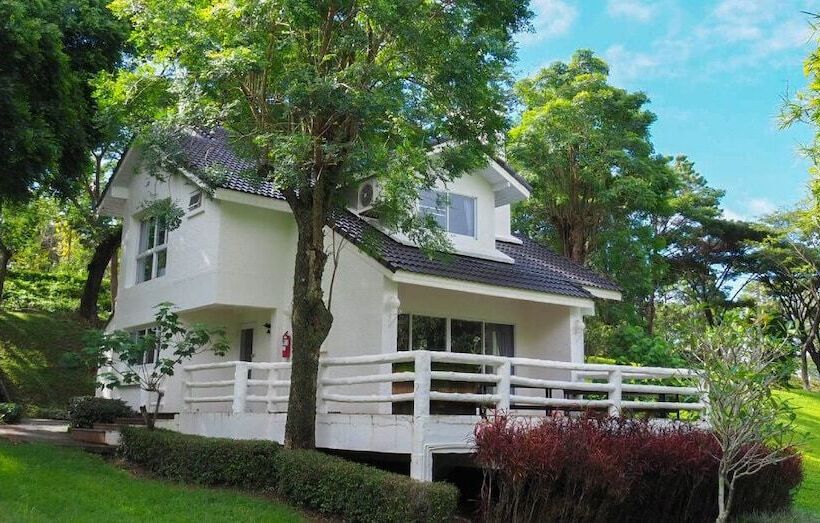 בית מלון כפרי Phukaew Resort & Adventure Park