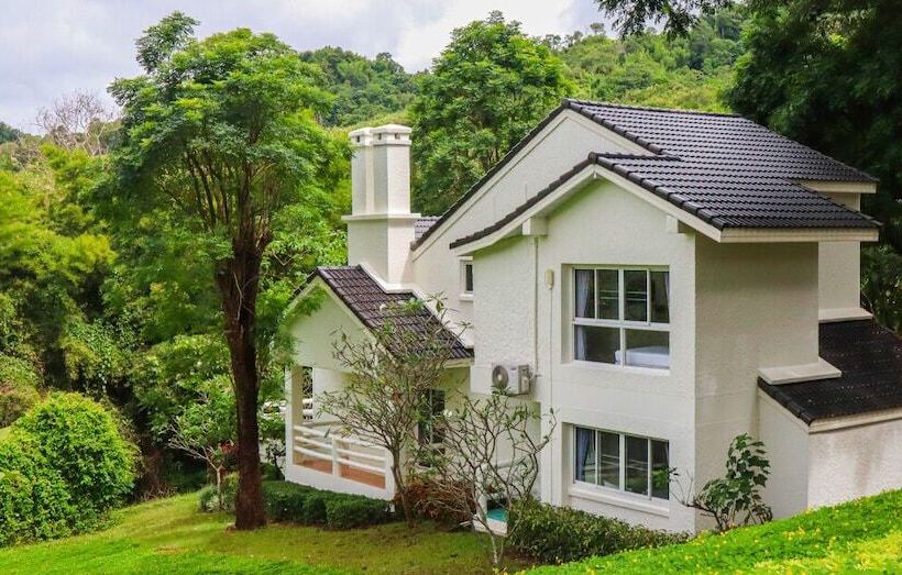 בית מלון כפרי Phukaew Resort & Adventure Park