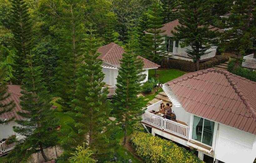 בית מלון כפרי Phukaew Resort & Adventure Park