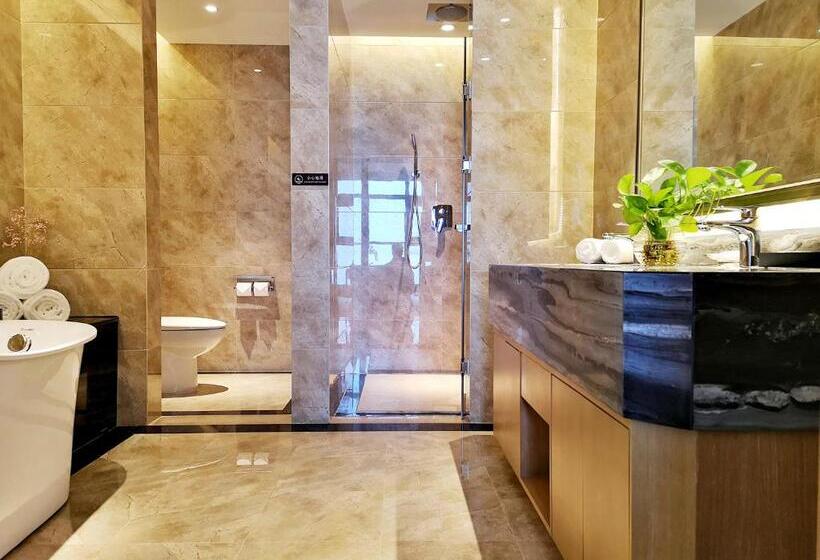 בית מלון כפרי Ramada Plaza By Wyndham Dongxing City Center