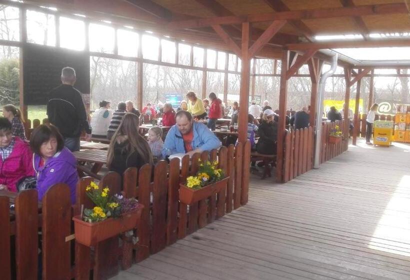 Сельский отель Zoopark Zelčín