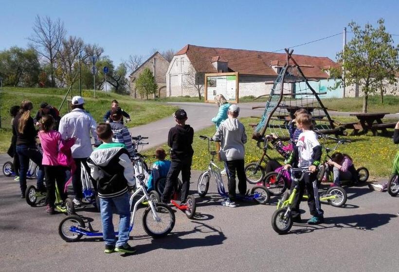 Сельский отель Zoopark Zelčín