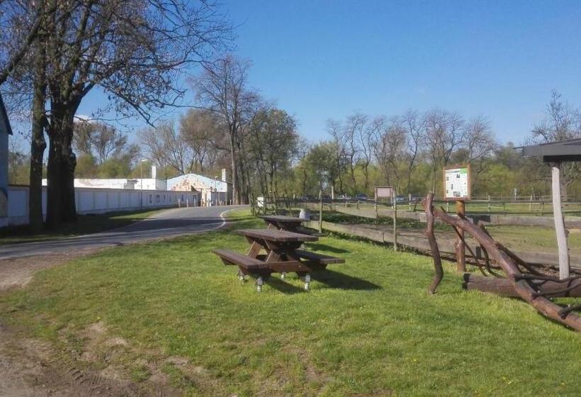 Сельский отель Zoopark Zelčín