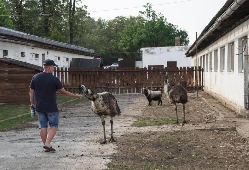 Сельский отель Zoopark Zelčín