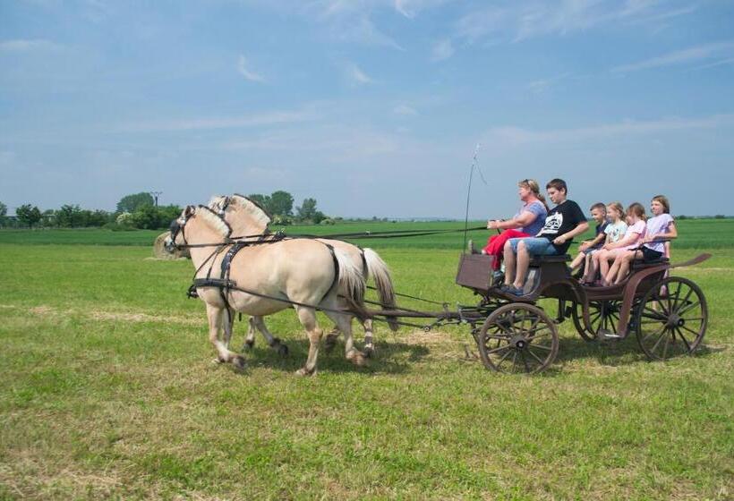 Сельский отель Zoopark Zelčín