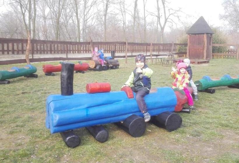 Сельский отель Zoopark Zelčín