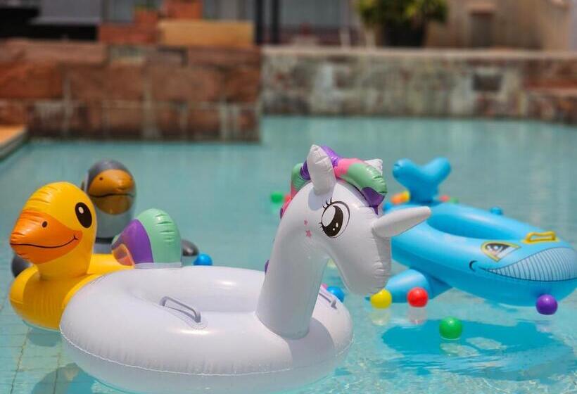 Отель Songphanburi