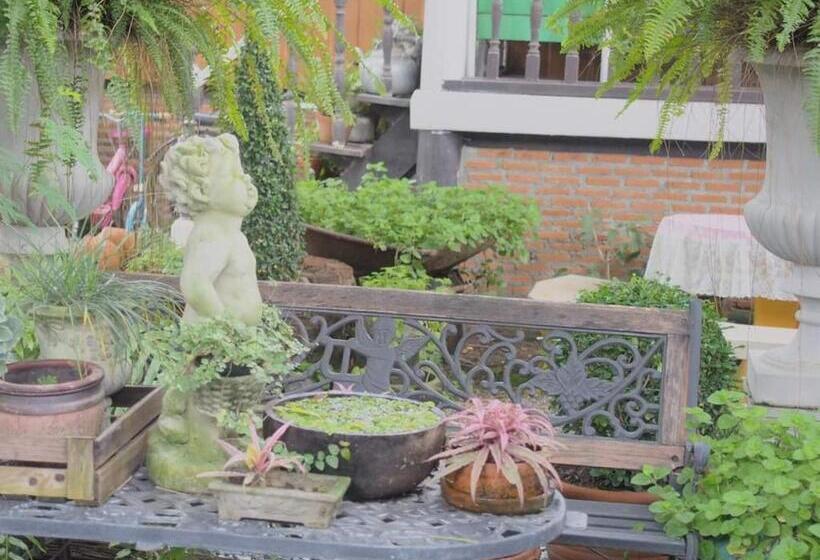 Отель Tahjeen Riverhome