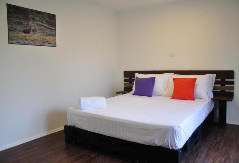 בית מלון כפרי The Backwaters Lodge