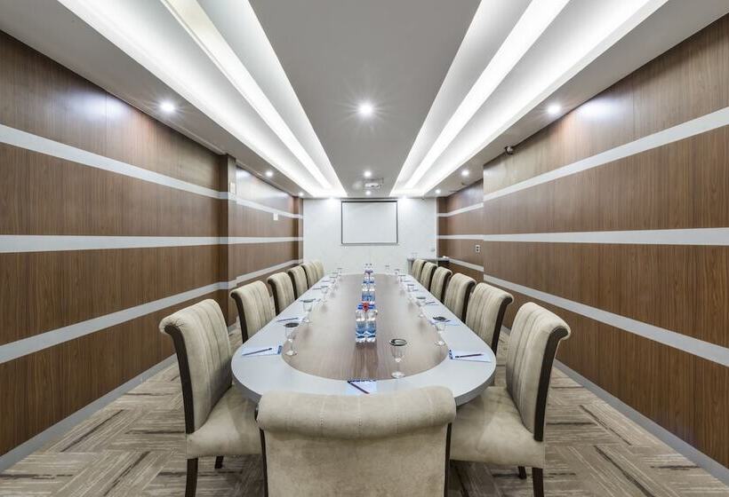 호텔 Ts Royal Grand Attibele, Hosur