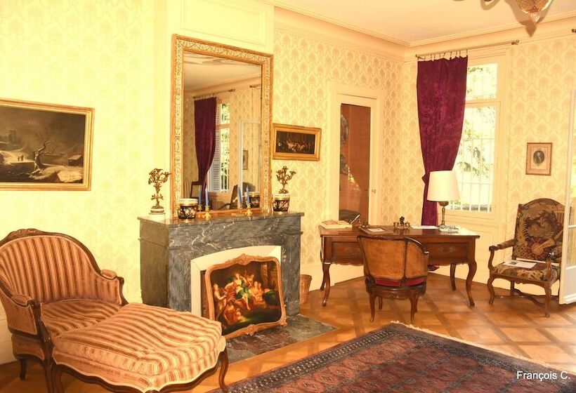 פנסיון Château De Varambon