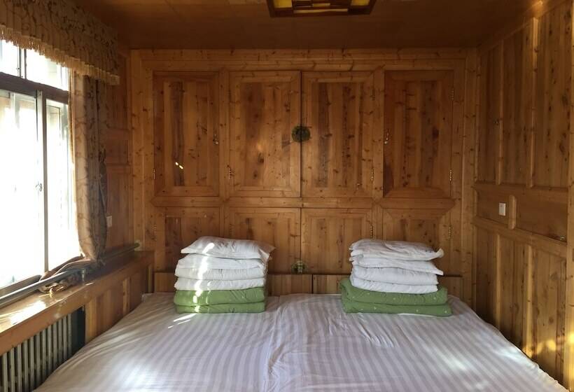 Yangkor Tibetan Homestay   Hostel