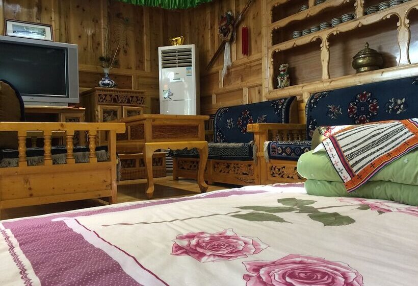 Yangkor Tibetan Homestay   Hostel