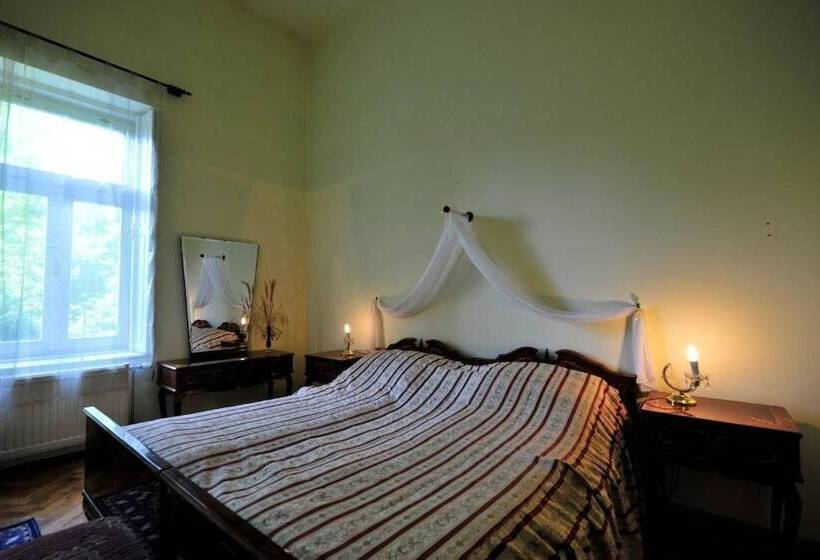 민박 Misefa Kastély