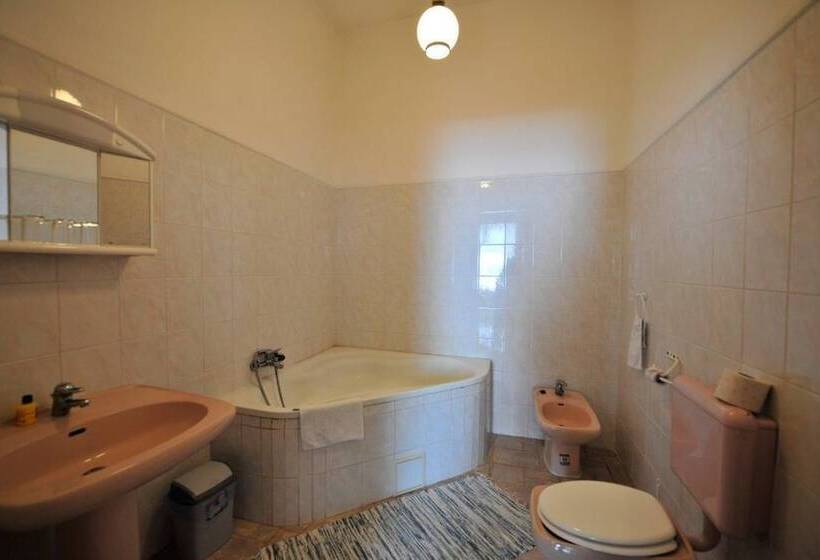 민박 Misefa Kastély