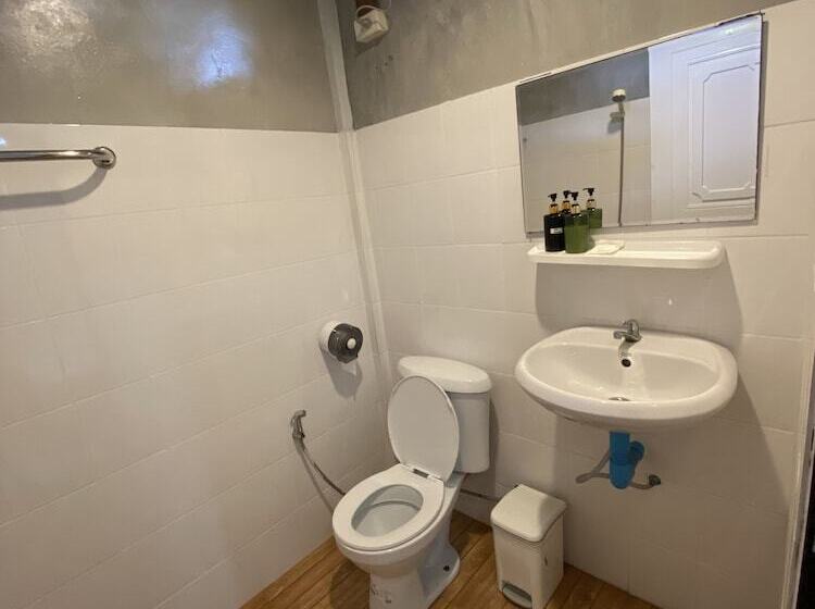 בית מלון כפרי Brown Andaman  Krabi