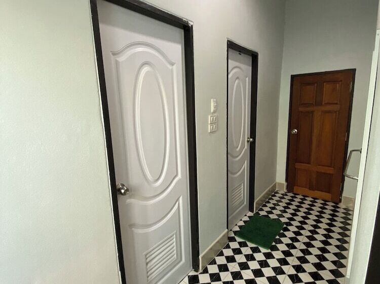 בית מלון כפרי Brown Andaman  Krabi