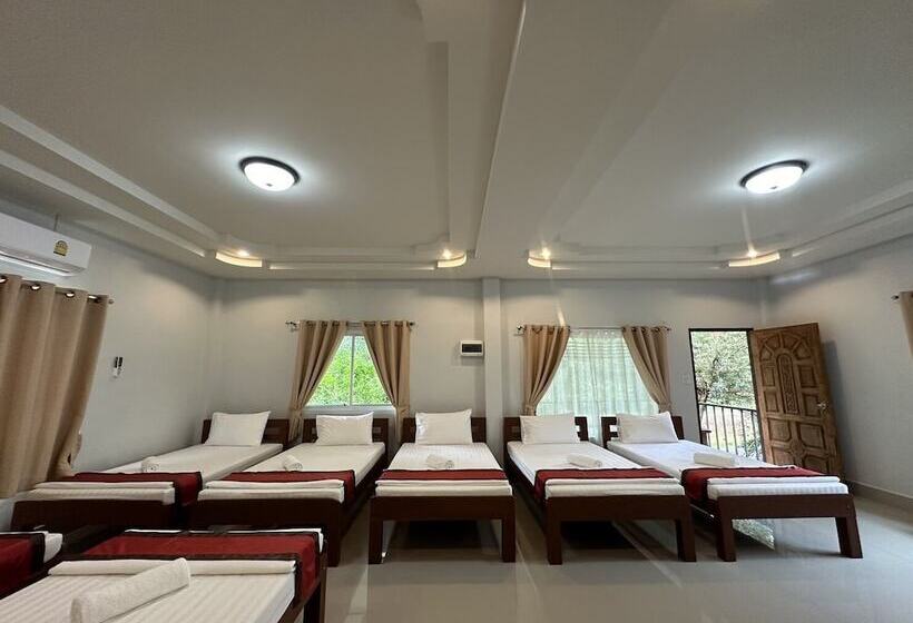 בית מלון כפרי Brown Andaman  Krabi