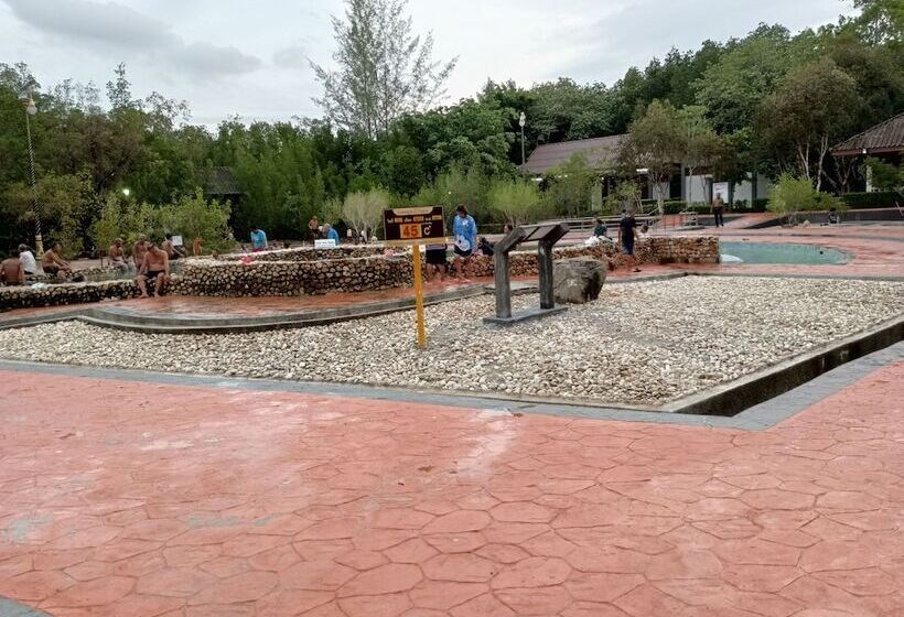 בית מלון כפרי Brown Andaman  Krabi