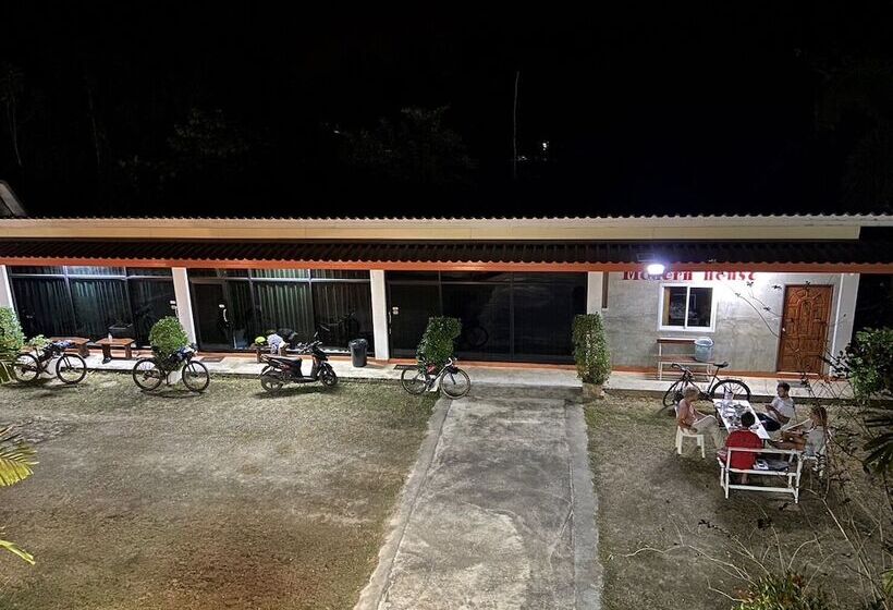 בית מלון כפרי Brown Andaman  Krabi