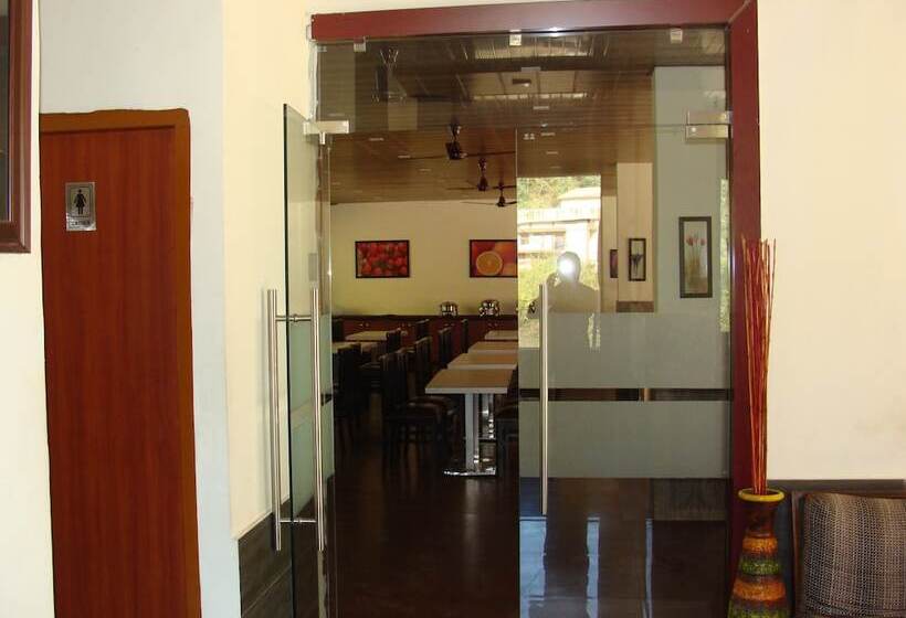 בית מלון כפרי Corbett Mist Resort