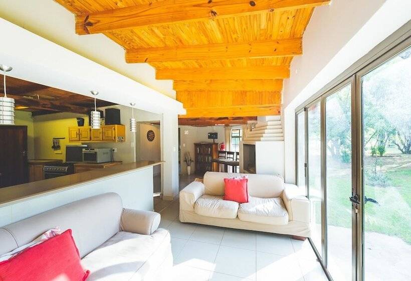 בית מלון כפרי Deruxa Cottages