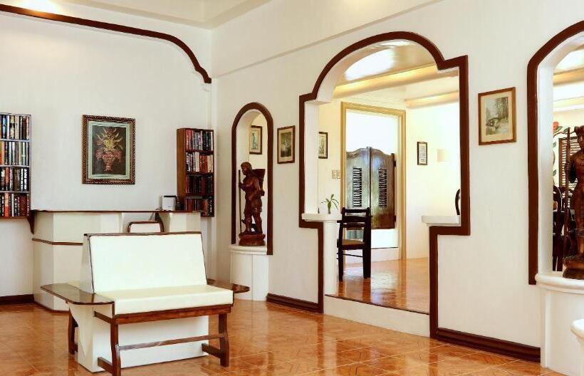 ホテル Guindulman Bay Tourist Inn