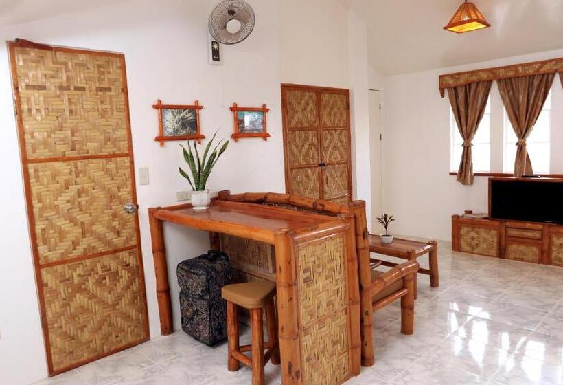 ホテル Guindulman Bay Tourist Inn