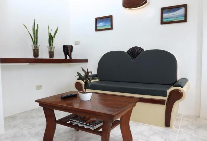 ホテル Guindulman Bay Tourist Inn