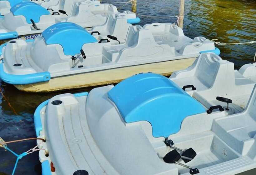 Отель Lush Green Retreat