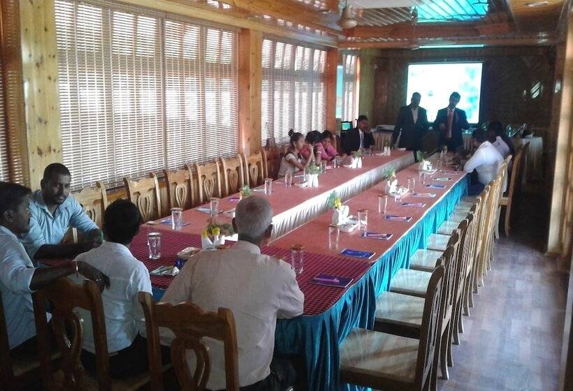 Отель Lush Green Retreat