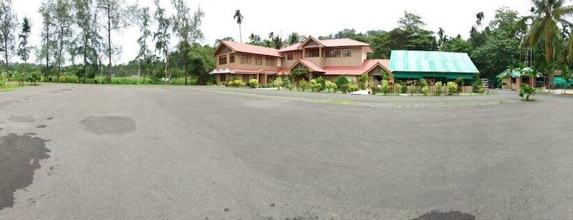 Отель Lush Green Retreat