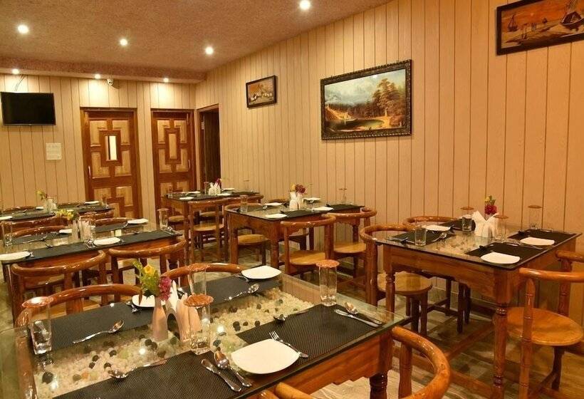 Отель Lush Green Retreat