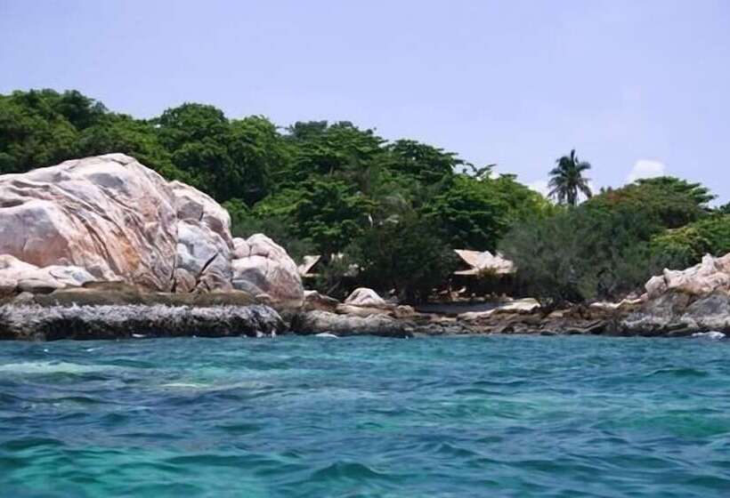 فندق Mantakiri Island Resort Private Island