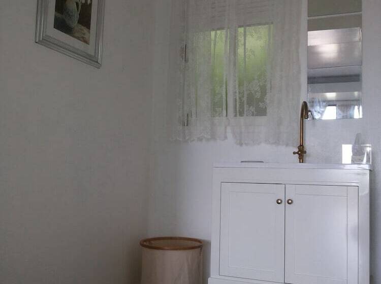 فندق Mantakiri Island Resort Private Island