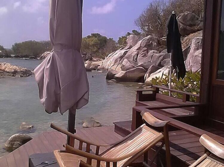 فندق Mantakiri Island Resort Private Island