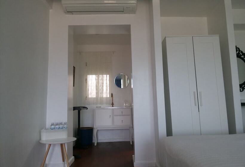 فندق Mantakiri Island Resort Private Island