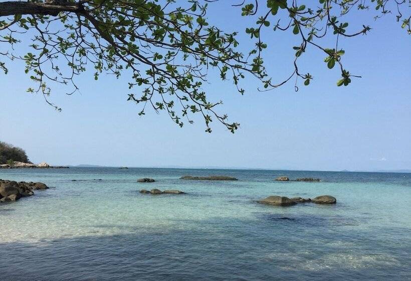 فندق Mantakiri Island Resort Private Island