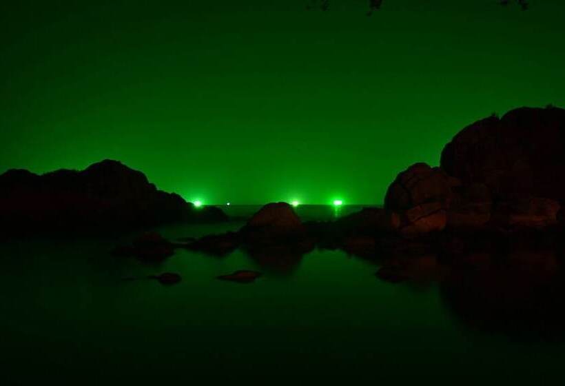 فندق Mantakiri Island Resort Private Island