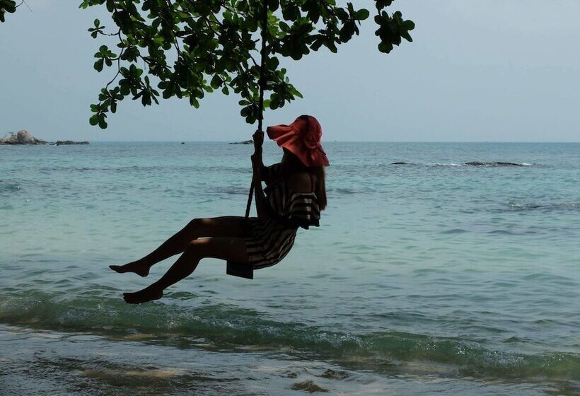 فندق Mantakiri Island Resort Private Island