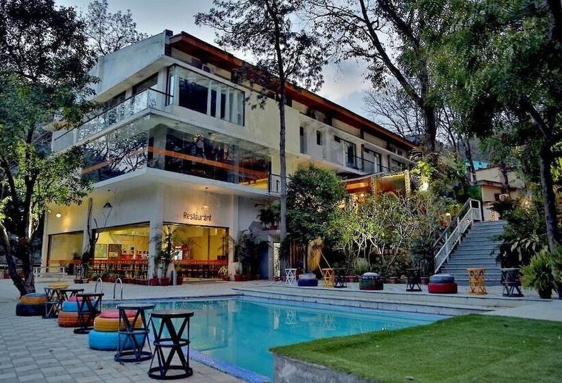 בית מלון כפרי Namami Ganges Resort