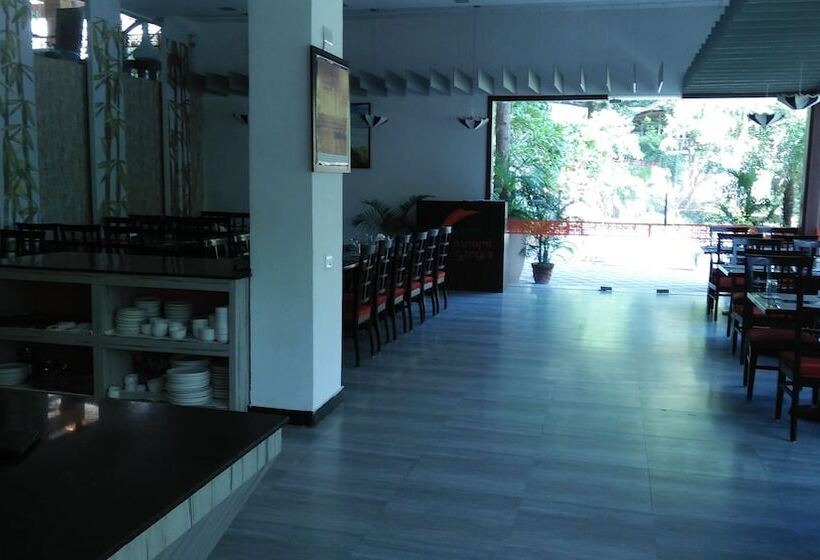 בית מלון כפרי Namami Ganges Resort